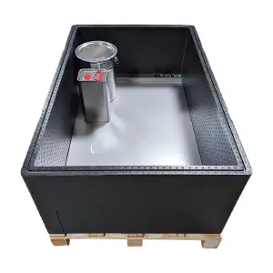 Palettenheizbox beladen mit Kanistern